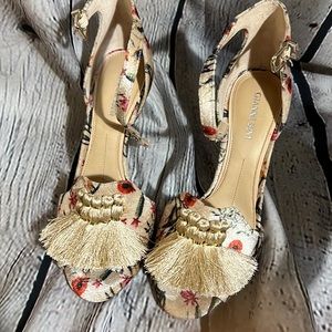 Gianni Bini gold huh heels, Asian pattern, gold tassels, 4 inches, ankle strap